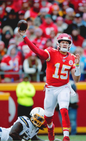 Patrick Mahomes Nfl Game Phone Wallpaper