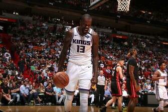Dallas Mavericks Should Trade For Dewayne Dedmon