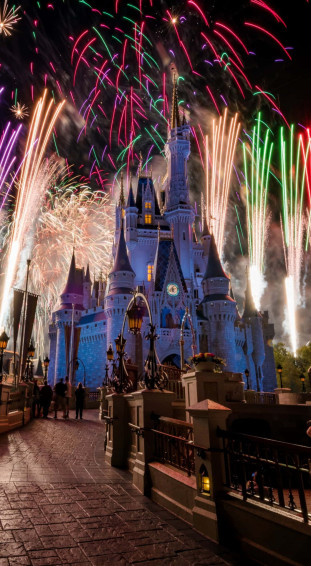 Enjoy Memories Of Disneyland With The Stunning iPhone Wallpaper