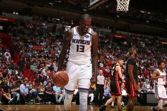 Dallas Mavericks Should Trade For Dewayne Dedmon