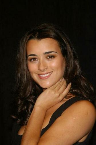 Model Cote De Pablo Wallpaper