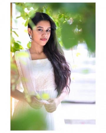 Mirnalini Ravi Image Valmiki Heroine