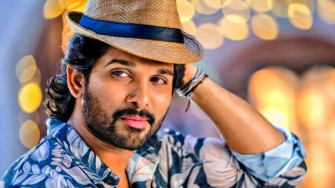 Allu Arjun Is Wearing Blue Flowers Printed Shirt And Brown Cap HD Wallpaper