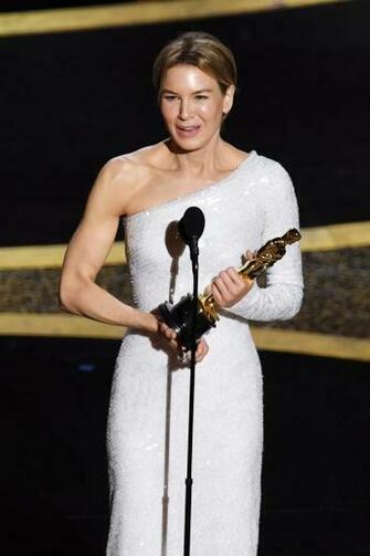 Ren E Zellweger Wins Best Actress Oscar For Judy And Pays Tribute