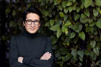 Ke Huy Quan Posing At A Hollywood Event Wallpaper
