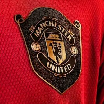 Man United Home Kit Badge Manchester Wallpaper
