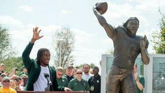 You Don T Dream This Rg3 Statue Unveiled Baylorbears