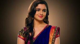 Bollywood Actress Alia Bhatt Screen B Wallpaper