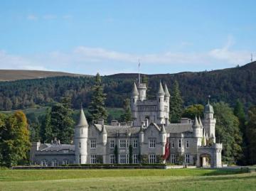 Queen Elizabeth At Balmoral Castle Photos Of Her Favorite Place