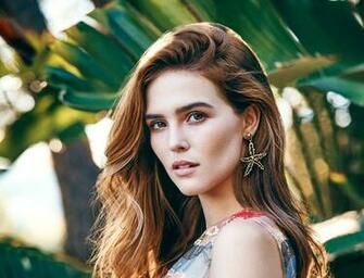 Zoey Deutch Wallpaper Background