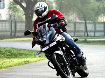Bajaj Pulsar F 220f Bikes Black Wallpaper