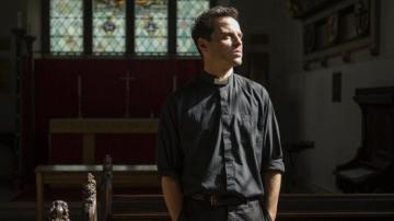 Andrew Scott Talks Fleabag S Hot Priest And His Cumberbatch