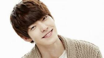Kim Woo Bin Dishes On Why He Holds Back Sending Heart