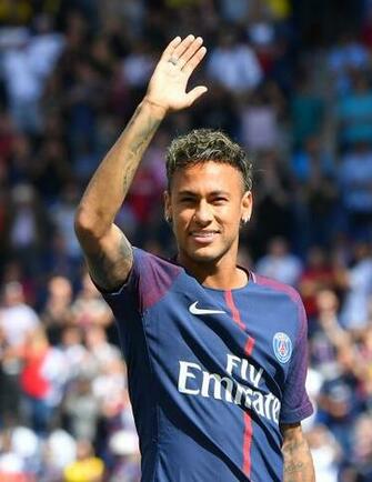 Psg Fan Changes Every Screen In The Barcelona Apple Store To