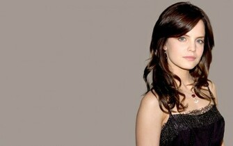 Mena Suvari Wallpaper