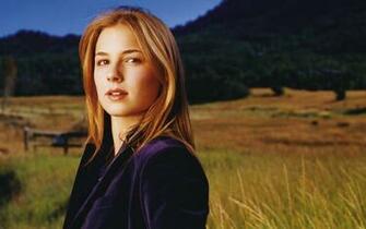 Emily Vancamp Desktop Wallpaper Imagebank Biz