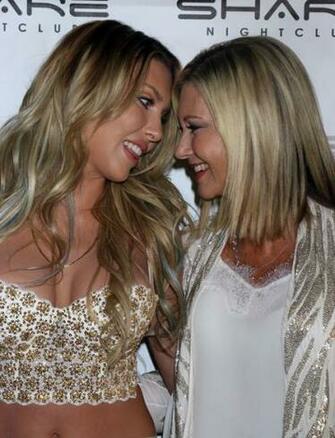 Olivia Newton Johns Daughter Unrecognizable Hot Girls Wallpaper