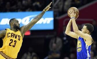 Cleveland S Lebron James Left Tries To Put Stephen Curry Right And