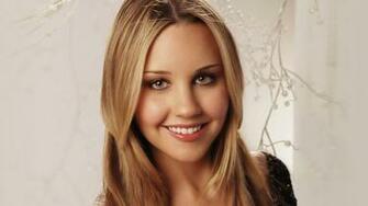 Smiling Amanda Bynes Wallpaper