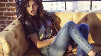 Selena Gomez Wallpaper HD