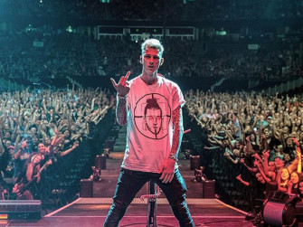Machine Gun Kelly Brings Beef With Eminem Onstage