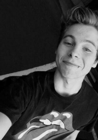 Luke Hemmings Michael Clifford Selfie Tall Tour Wallpaper Hemmo