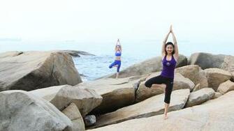 Duo Yoga Arbre Pose Wallpaper