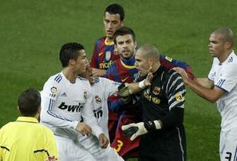 The Player Of Barcelona Victor Valdes On Conflict Wallpaper And