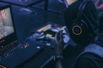 Man Playing On Gaming Lapto P Photo Image