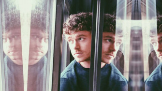 Aesthetic Richard Madden Dif7ap13zsrrqfl7 Wallpaper