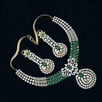 Amazing Emerald Necklace Set Against A Clear Cz Stone Background