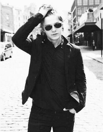 Pics For Evan Peters iPhone Wallpaper