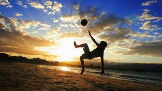 Childrens Day B R Menino Joga Bola Na Praia Da