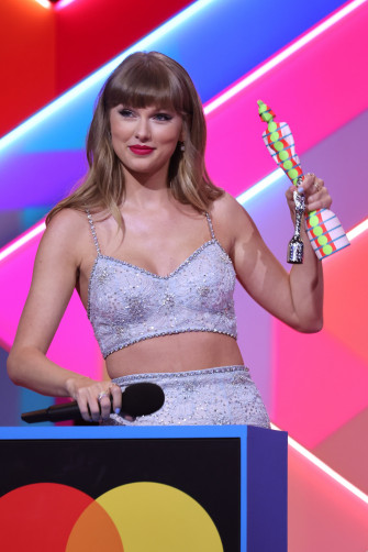Taylor Swift Dua Lipa Billie Eilish And More All Of The Winners