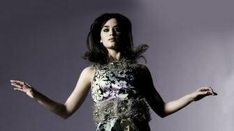 Emily Blunt Background Wallpaper High Definition