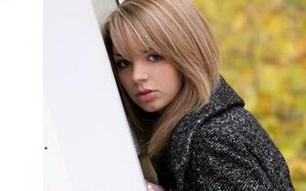 Aspen Parker Women Blonde Face Long Hair Look