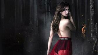 Nina Dobrev As Elena Gilbert In Vampire Diaries Wallpaper