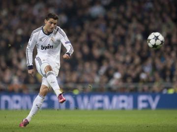 Ronaldo Kick Wallpaper For iPhone Apl Cristiano