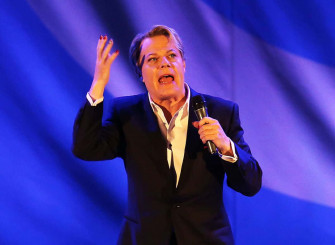 Eddie Izzard Captivating The Audience With His Comedic Wallpaper