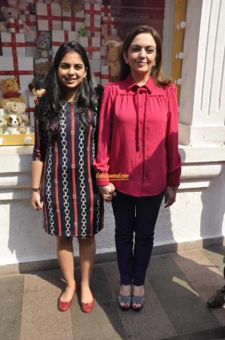 Mukesh Ambani Family Wallpaper Daughter Of Nita