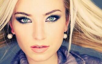 Read A Woman S Eyes HD Wallpaper Widescreen