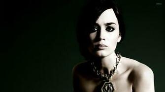 Emily Blunt Desktop And Mobile Wallpaper Wallippo