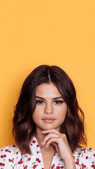 Selena Gomez Looks Beautiful While Glancing At Her New Wallpaper