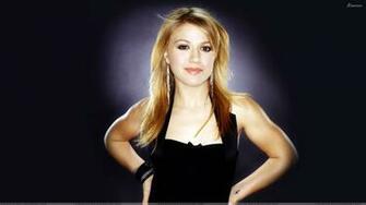 Kelly Clarkson Modeling Pose Cute Eyes N Red Lips Wallpaper