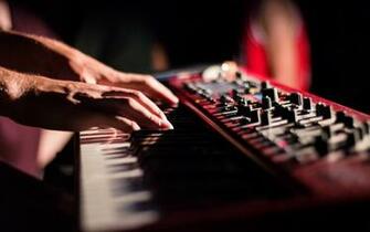 Wallpaper Synthesizer Keys Fingers Hands