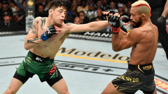 Deiveson Figueiredo Blocking Brandon Moreno S Punch Wallpaper