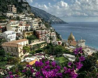 Positano Itali Wallpaper