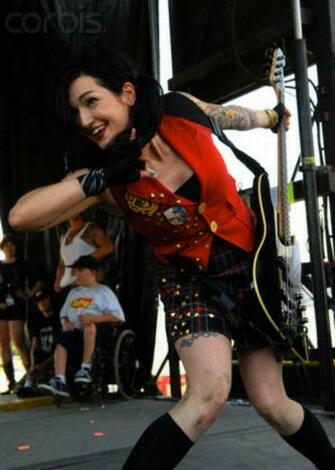 Gerard Way Lyn Z Trying To Steal Moikoi S Awkward Knees