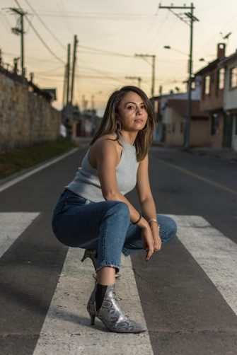 Bonito Retrato De Mujer Soltera Latina Al Aire Libre Usando Jeans En Wallpaper