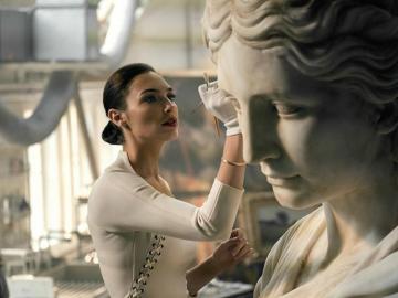 Gal Gadot Teams Up With Dwayne Johnson For Red Notice